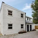 Amazing 3 Bed Interior Designed House With Garden - 114 The Hervey