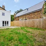 Amazing 3 Bed Interior Designed House With Garden - 114 The Hervey