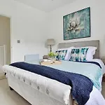 Amazing 3 Bed Interior Designed House With Garden - 114 The Hervey