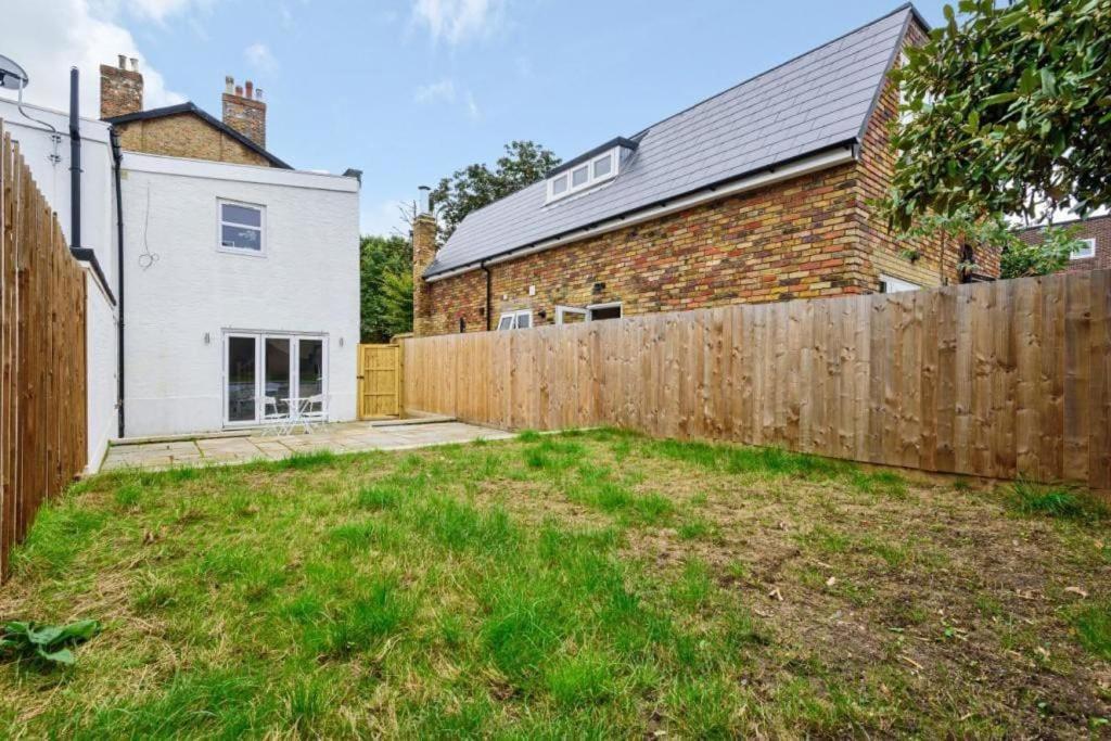 Amazing 3 Bed Interior Designed House With Garden - 114 The Hervey